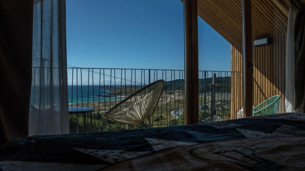 Vistas desde la cama de una de las cabañas sostenibles de Doniños Nature