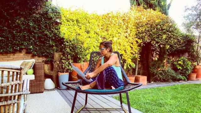 Nuria Roca en su jardín.