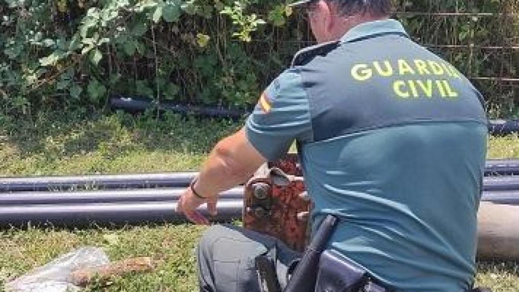 Un agente de la Guardia Civil durante la detonación del artefacto explosivo