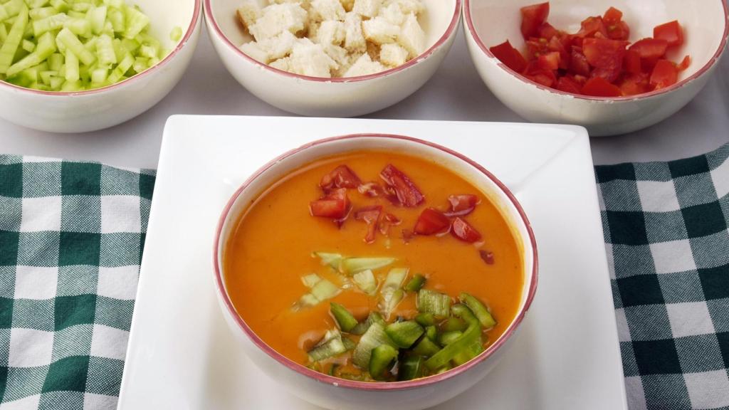 Un plato de gazpacho andaluz.