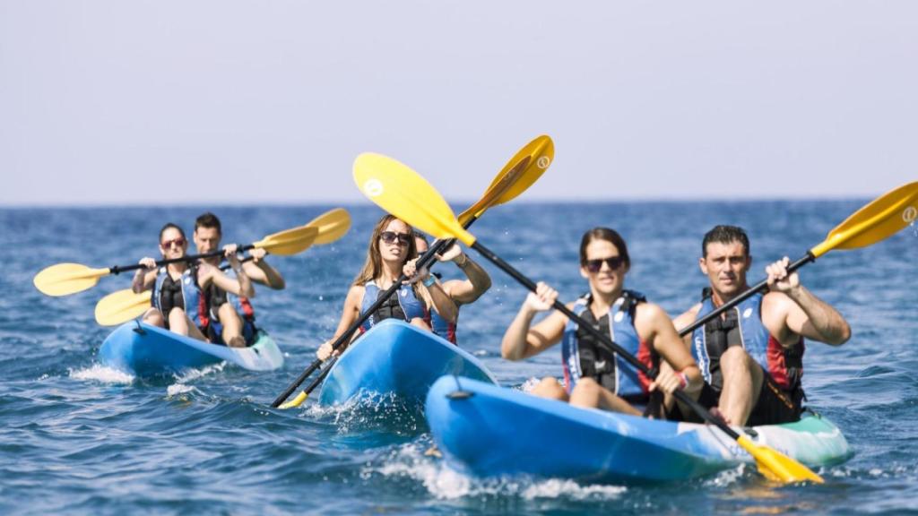 El kayak es una de las muchas actividades acuáticas que se pueden disfrutar en Almería