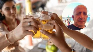 Un camarero de un chiringuito en Ibiza.