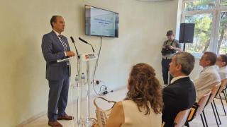 El consejero de Sanidad, José Luis Bancalero Flores, en el Hospital Royo Villanova