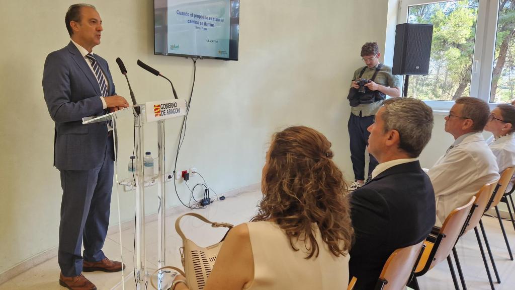 El consejero de Sanidad, José Luis Bancalero Flores, en el Hospital Royo Villanova