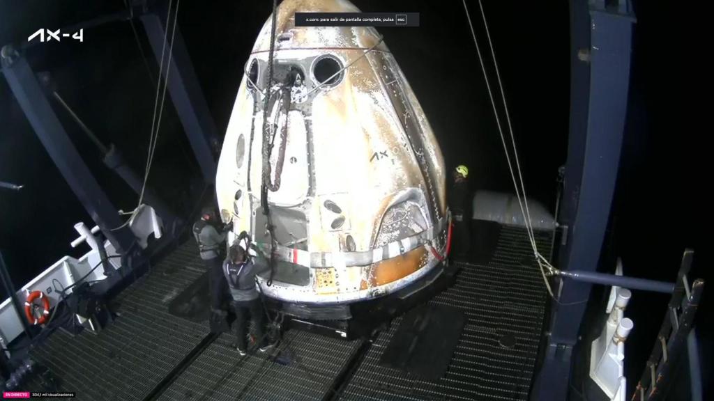 Cápsula de Axiom a bordo del barco de rescate.