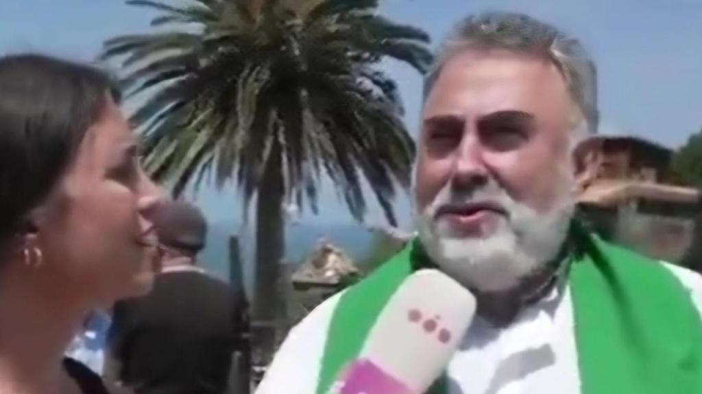 La reportera y el cura Don Antón durante la entrevista