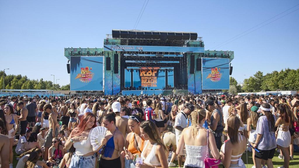Varias personas durante la segunda jornada del Reggaeton Beach Festival 2024, a 21 de julio de 2024.