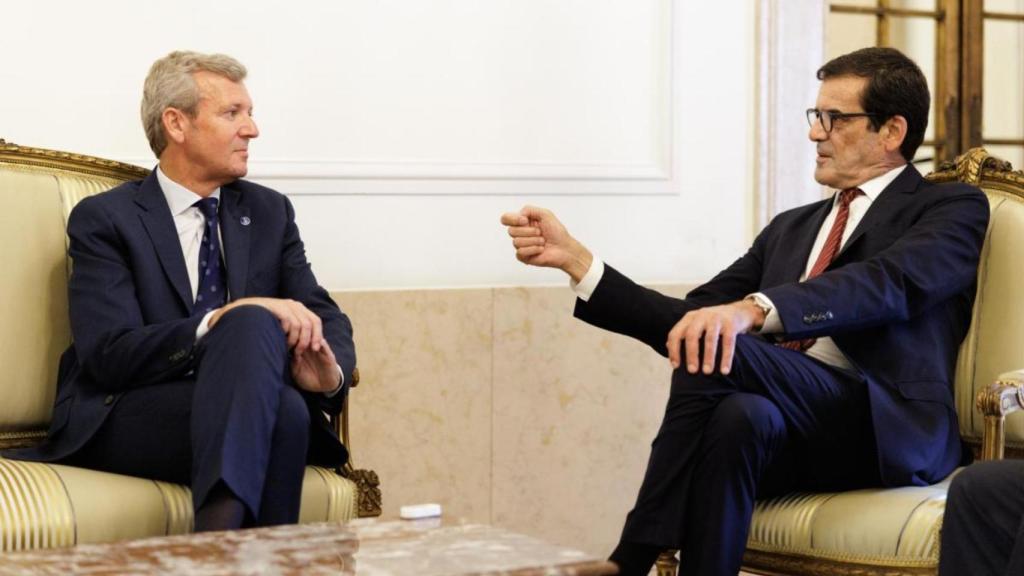 El presidente de la Xunta, Alfonso Rueda, con el alcalde de Oporto, Rui Moreira.