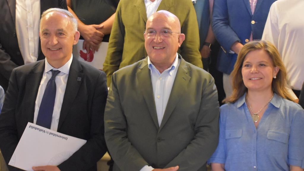 El alcalde de Valladolid, Jesús Julio Carnero (c), durante la presentación de la Mesa Municipal de Agroalimentación