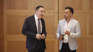 Pedro J. Ramírez, presidente de EL ESPAÑOL, junto a Alejandro Amenábar, director y guionista