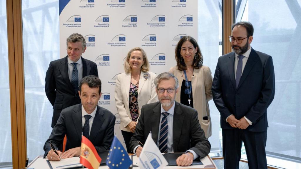 De izquierda a derecha,  Ángel Escribano presidente de Indra Group y Robert de Groot, vicepresidente  del BEI, en la firma del acuerdo de financiación de este martes.