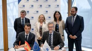 De izquierda a derecha,  Ángel Escribano presidente de Indra Group y Robert de Groot, vicepresidente  del BEI, en la firma del acuerdo de financiación de este martes.