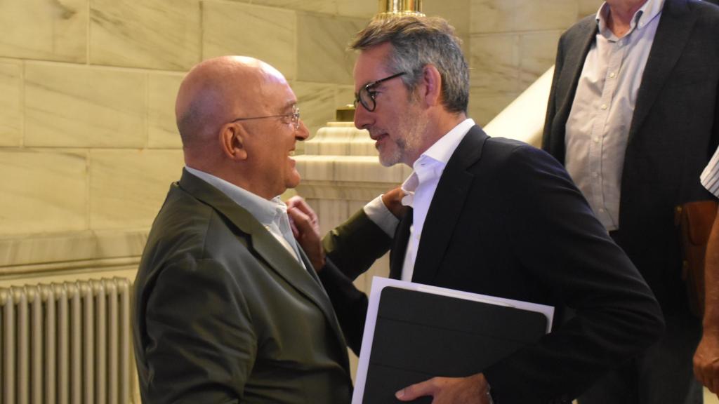 El alcalde de Valladolid, Jesús Julio Carnero (i), celebra la creación de la Mesa Municipal de Agroalimentación