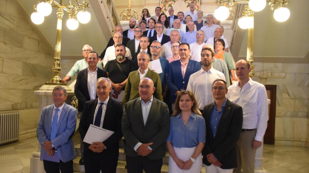 El alcalde de Valladolid, Jesús Julio Carnero (c), posa tras la presentación de la Mesa Municipal de Agroalimentación