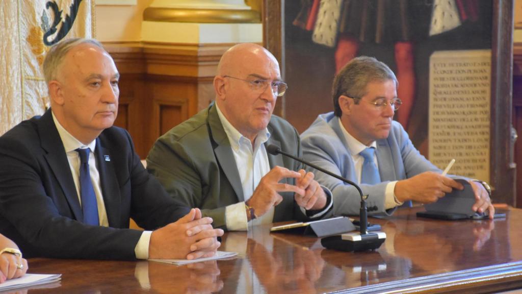 El alcalde de Valladolid, Jesús Julio Carnero (c), durante la presentación de la Mesa Municipal de Agroalimentación