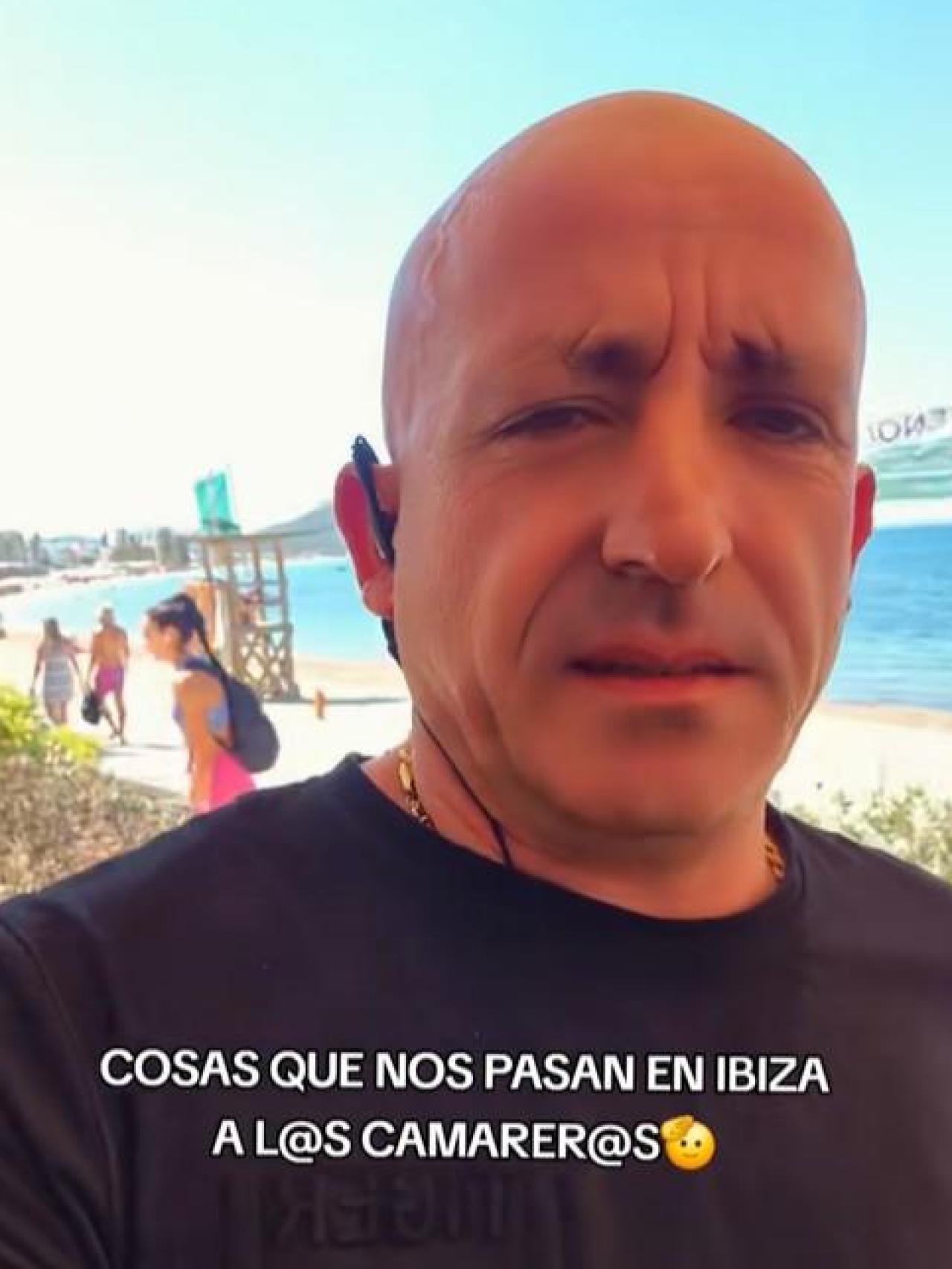 Camarero en un chiringuito de Ibiza.