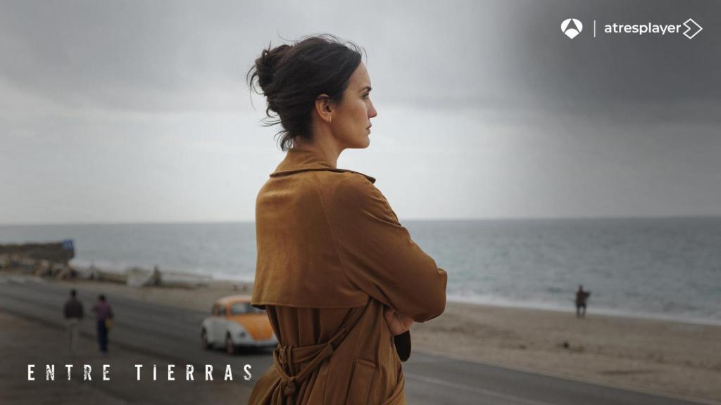 Megan Montaner en un fotograma de la segunda temporada de 'Entre tierras'.