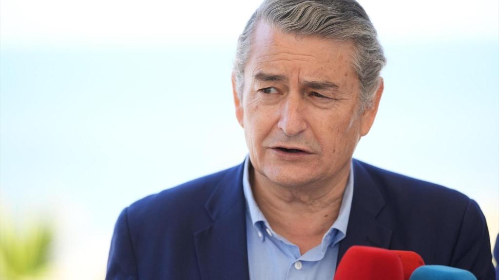 Antonio Sanz, consejero de la Presidencia, atiende a los medios de comunicación.