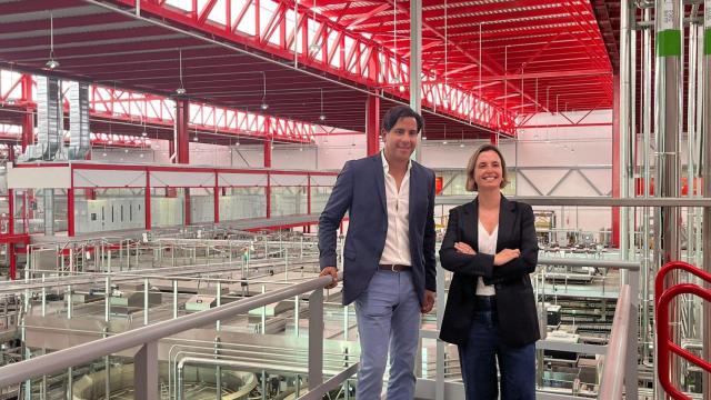 Silvia Álvarez López, directora de la fábrica de Estrella Galicia en Arteixo, y Miguel Ángel Calvo director ingeniero
