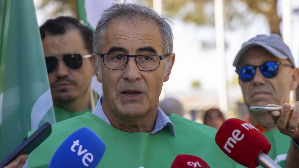 El responsable de CSIF Castilla y León de Prisiones, Paco Herrero, atiende a los medios durante la concentración, de ámbito nacional, organizada junto a ACAIP-UGT, bajo el lema ‘Basta de agresiones