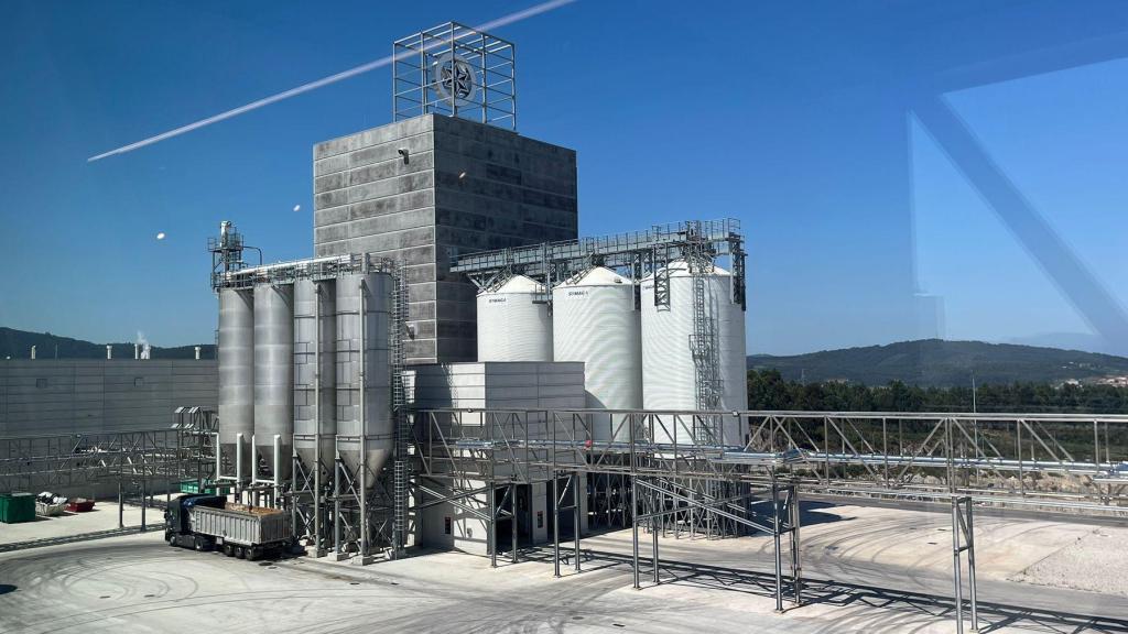 Silos de almacenamiento de la nueva fábrica de Estrella Galicia