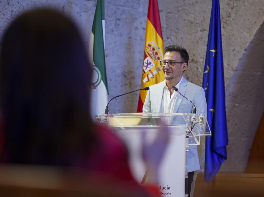 Alejandro Amenábar sube al escenario para recibir su premio.