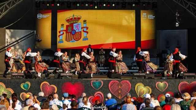 Doña Urraca celebra siete décadas de bailes y tradición llevando el folclore zamorano por Europa