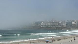 Una repentina niebla sorprende a los bañistas de las playas de Riazor y Orzán en A Coruña