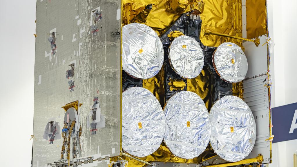 Detalle de las antenas de banda Ka militar