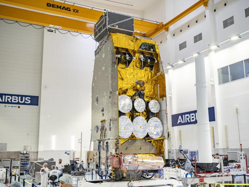 Satélite SpainSat NG 2 en vertical dentro de la sala blanca
