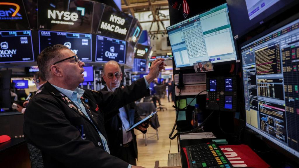 Varios operadores miran unas pantallas en el parqué de la Bolsa de Nueva York.