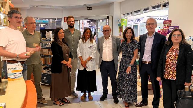 El subdelegado del Gobierno en Pontevedra, Abel Losada, presenta la nueva tarjeta para la receta electrónic apara las perosnas afiliadas a Muface