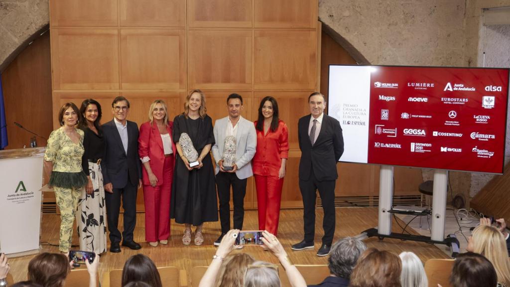Foto de familia durante el acto celebrado en el Palacio de Carlos V granadino.