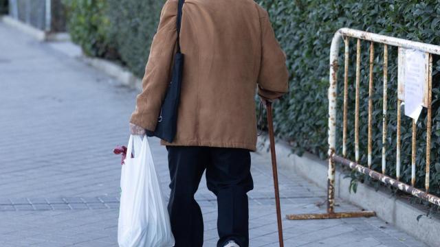 Archivo - Un hombre pasea con bastón