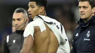 Jude Bellingham, con un aparatoso vendaje en el hombro izquierdo.