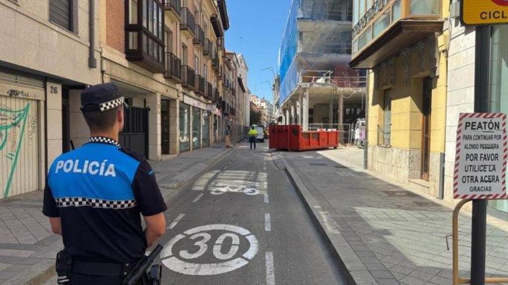 La Policía Local actuando en la calle Alonso Pesquera