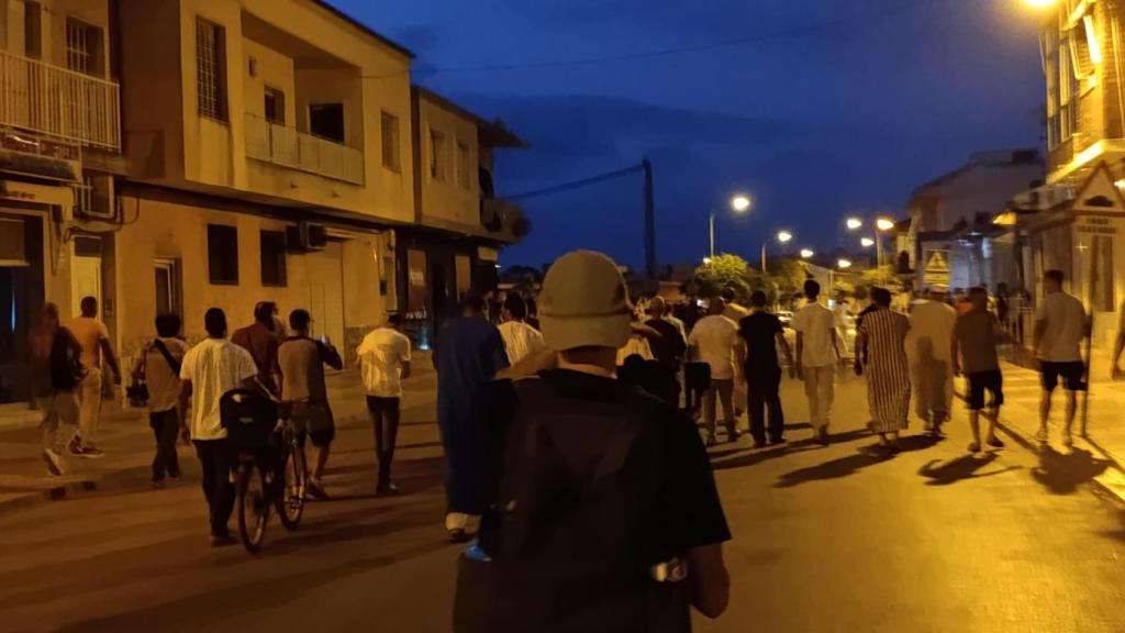 Un grupo de marroquíes que forman parte de distintas comunidades islámicas de Torre Pacheco, de camino a hablar con sus jóvenes, este lunes por la noche.