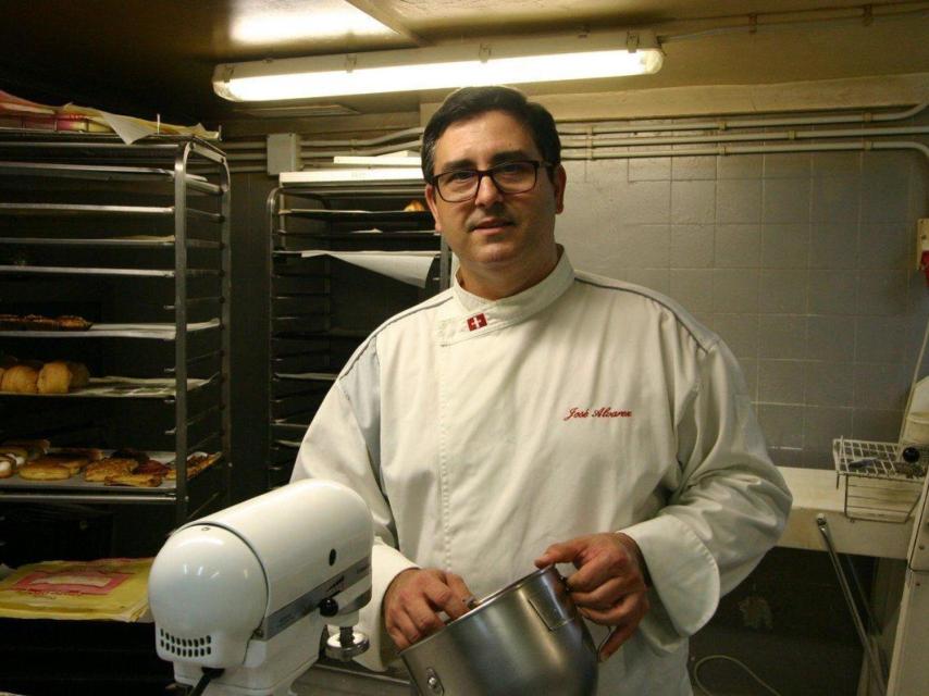 José Álvarez en la pastelería La Suiza.