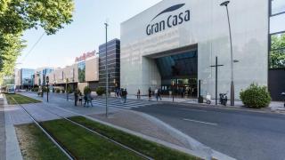 Puerta de entrada del centro comercial GranCasa.