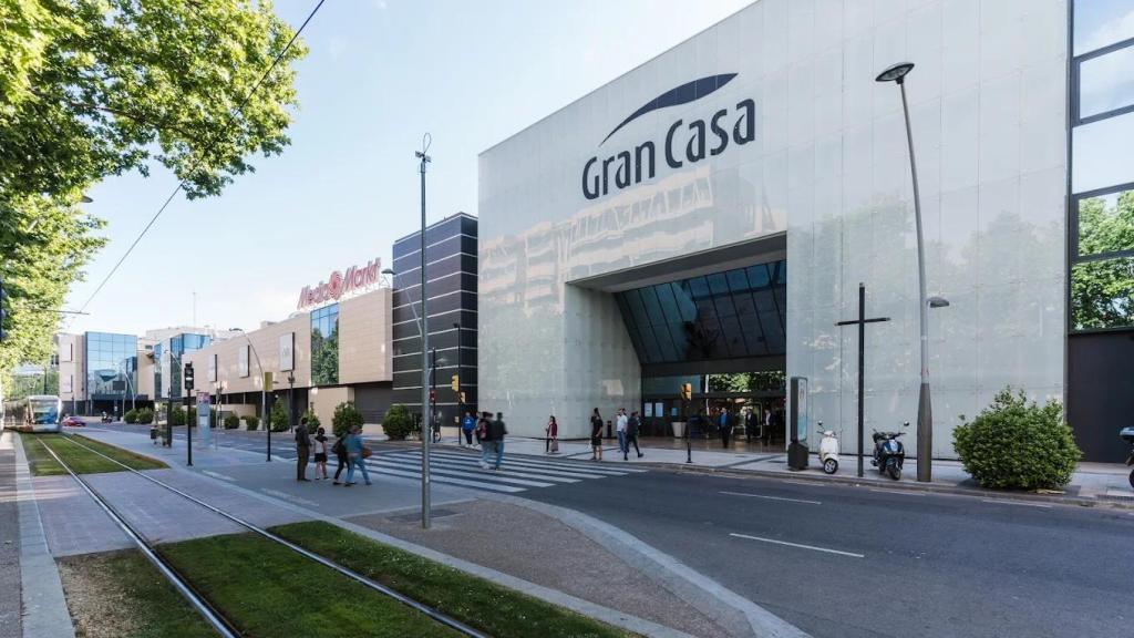 Puerta de entrada del centro comercial GranCasa.