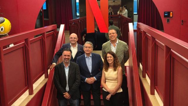 El consejero Sanz junto a representantes de Netflix España.