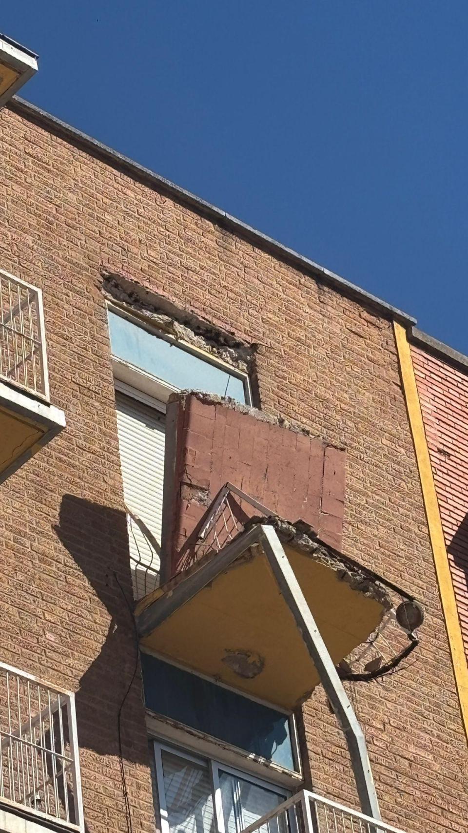 Imagen del desprendimiento en un balcón de Zamora (4)