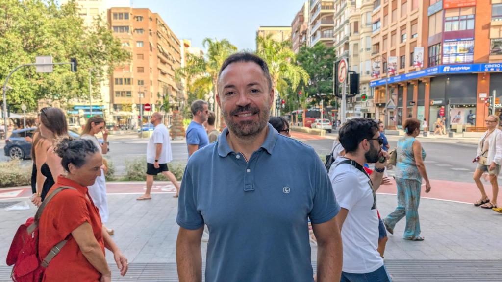 Juan Lledó, este lunes, en el centro de Alicante.