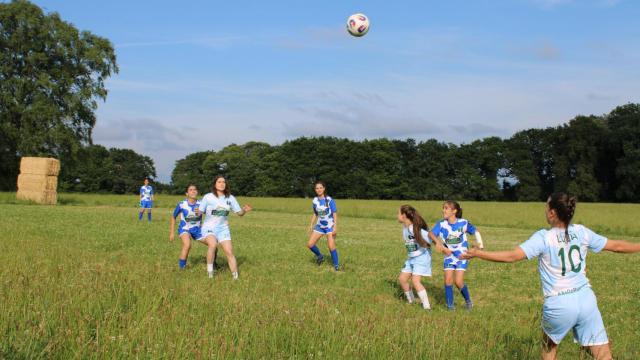 Fútbol entre vacas en Mesía (A Coruña): granja y fútbol se alían por el deporte femenino