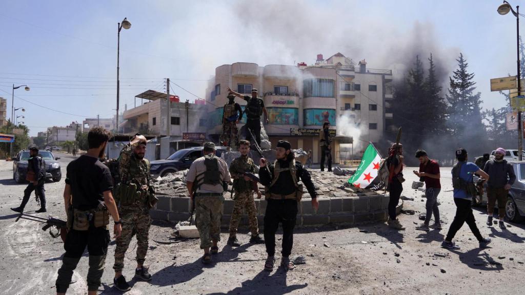 Miembros de las fuerzas de seguridad sirias ingresan en la ciudad predominantemente drusa Al Sueida.