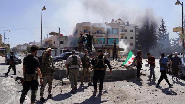 Miembros de las fuerzas de seguridad sirias ingresan en la ciudad predominantemente drusa Al Sueida.