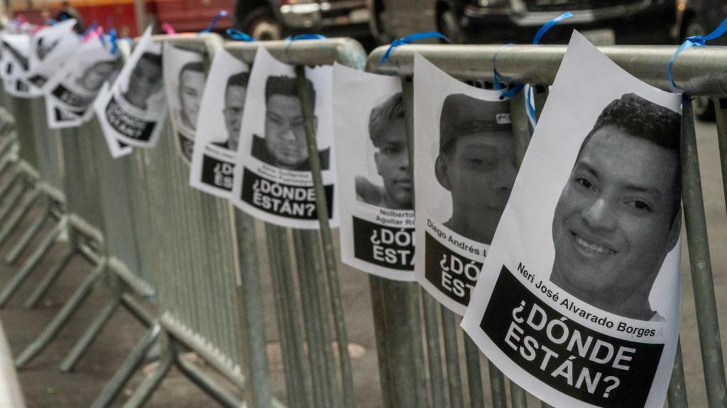 Imágenes de personas detenidas por el Servicio de Inmigración y Control de Aduanas de Estados Unidos atadas a barricadas.