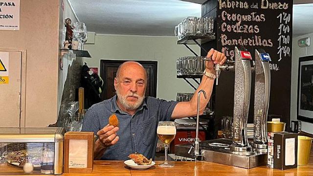 Emiliano en su establecimiento hostelero de Valladolid