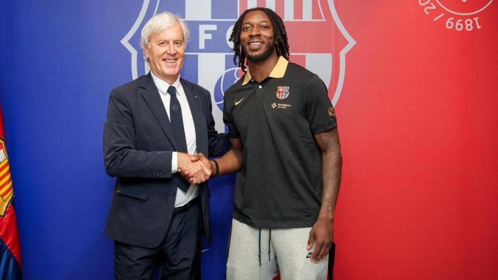 Myles Cale posa como nuevo jugador del Barça basket.