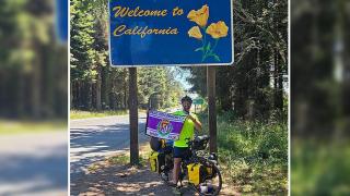 Gerardo en California con su bandera del Real Valladolid